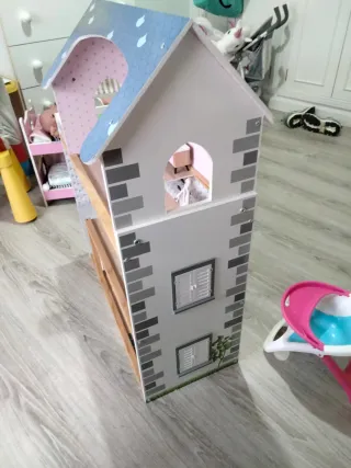 Casa de muñecas de madera