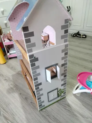 Casa de muñecas de madera