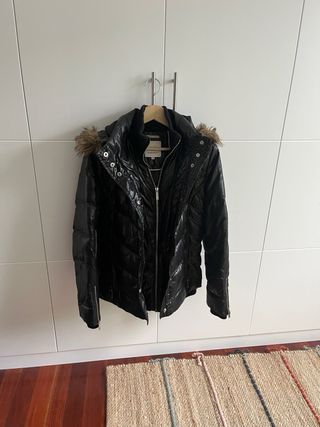 Abrigo negro mujer con capucha