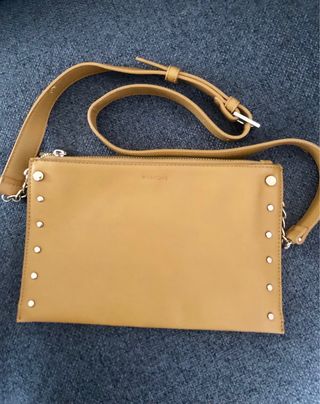 Bolso Parfois color mostaza con tachuelas