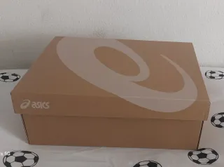 Caja Asics Marrón vacía