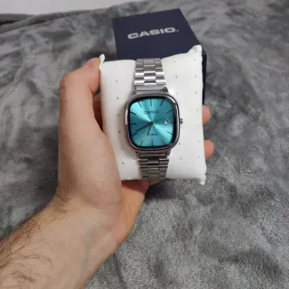 Reloj Casio vintage plateado y dial Turquesa