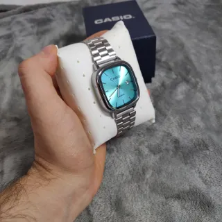 Reloj Casio vintage plateado y dial Turquesa