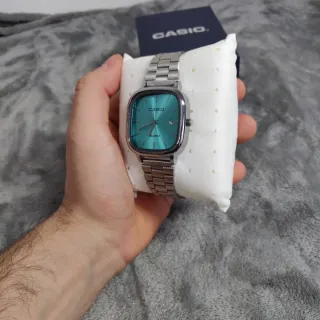 Reloj Casio vintage plateado y dial Turquesa