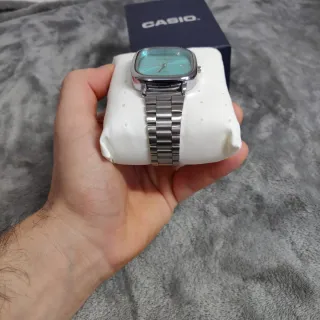 Reloj Casio vintage plateado y dial Turquesa