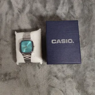 Reloj Casio vintage plateado y dial Turquesa