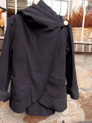 Chaqueta tipo capa negra talla única con capucha