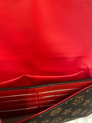 Bolso marrón con cadena dorada