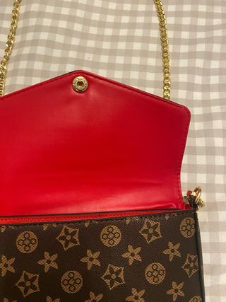 Bolso marrón con cadena dorada