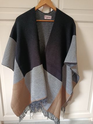 Poncho Almatrichi Beige, Negro y Gris