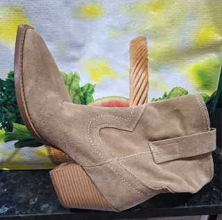 Botas camperas cortas ante beige y marrón.