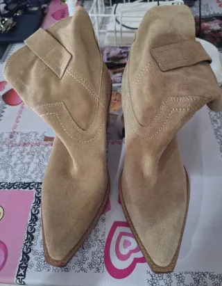 Botas camperas cortas ante beige y marrón.