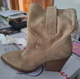 Botas camperas cortas ante beige y marrón.