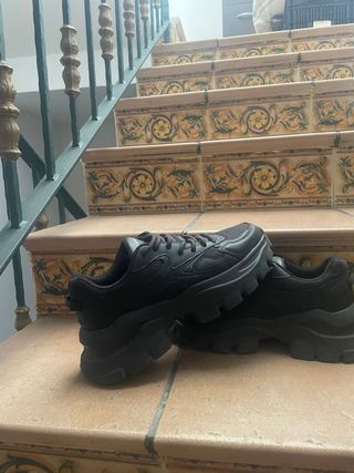 Deportivas negras. Me costaron 40€, las dejo a 25€