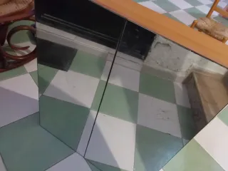 Mueble espejo con estantes de madera