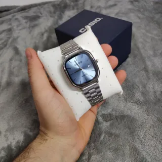 Reloj Casio vintage plateado y dial Azul claro