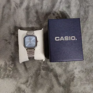 Reloj Casio vintage plateado y dial Azul claro