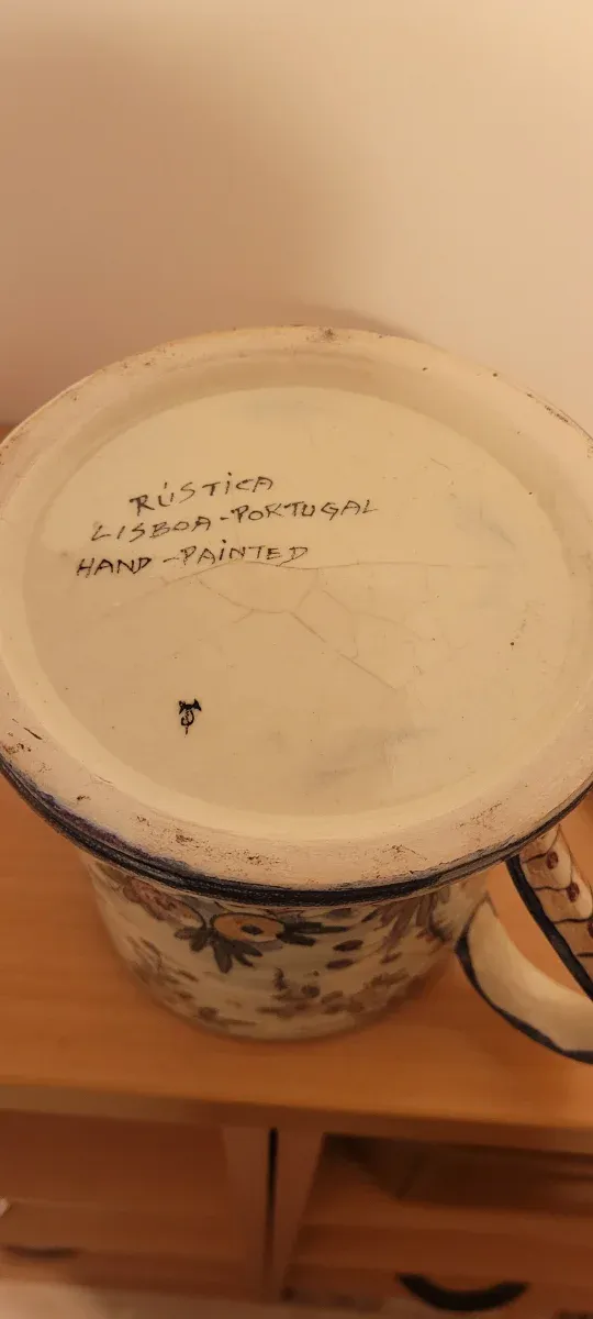 Jarrón de cerámica pintado a mano