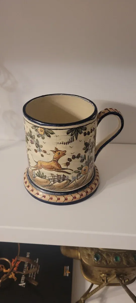 Jarrón de cerámica pintado a mano