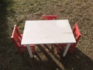 Mesa y 3 sillas para niños
