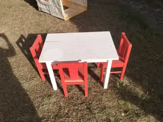 Mesa y 3 sillas para niños