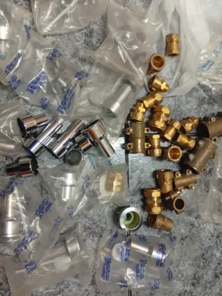Piezas de latón y fontanería