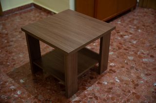Mesa auxiliar de madera marrón