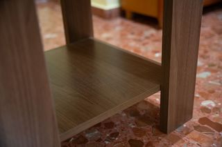 Mesa auxiliar de madera marrón