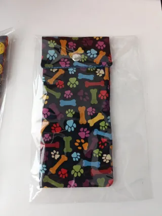 Funda para gafas estampado huellas y huesos