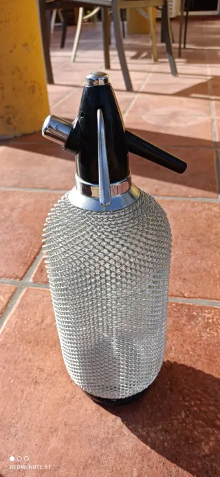 Sifón de agua con malla metálica.