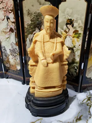 Estatua de hombre sentado con base