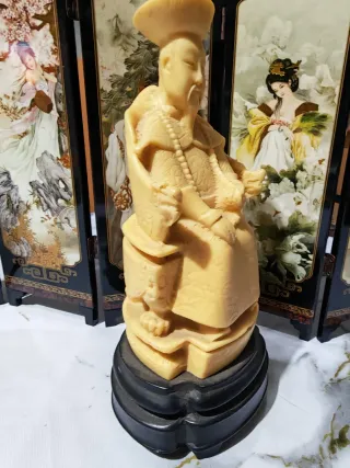 Estatua de hombre sentado con base