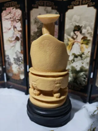 Estatua de hombre sentado con base