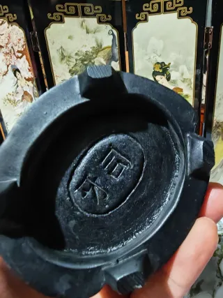 Estatua de hombre sentado con base