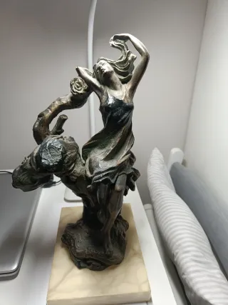 Figura de mujer bailando, cerámica