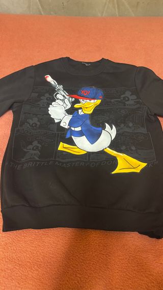 Sudadera Donald con pistola y gorra
