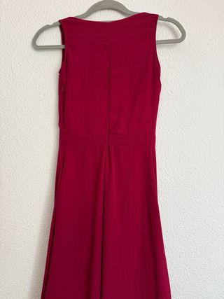 Vestido de ceremonia fucsia con detalle plateado