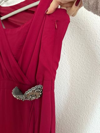 Vestido de ceremonia fucsia con detalle plateado