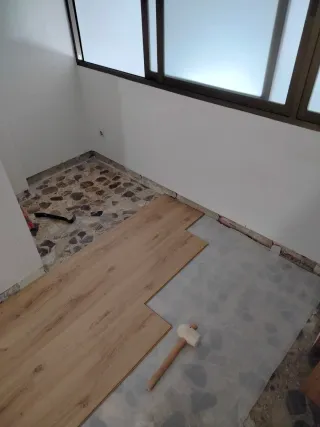 Instalación de Tarima, Rodapié y Puertas.