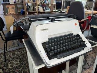 MÁQUINA DE ESCRIBIR OLYMPIA