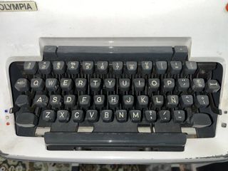 MÁQUINA DE ESCRIBIR OLYMPIA
