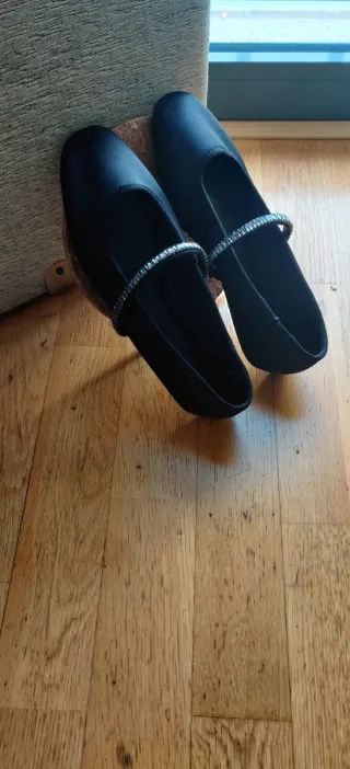 Manoletinas negras con pedrería T.36