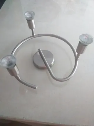 Lámpara de techo moderna 3 focos. Focos dirigibles