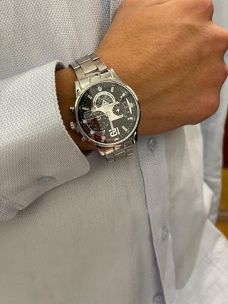 Reloj de pulsera metálico plateado