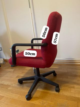 Silla de escritorio roja con ruedas