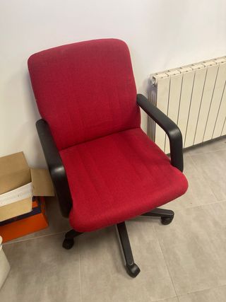 Silla de escritorio roja con ruedas