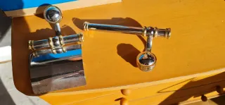 Portarrollos y toallero metal dorado/plateado