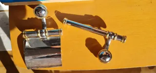 Portarrollos y toallero metal dorado/plateado