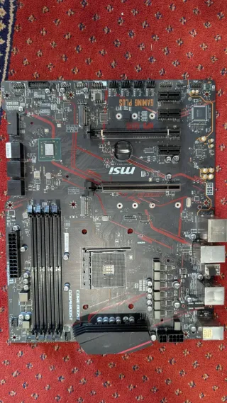 MSI X570 Gaming Plus Placa Mãe (Faltam Peças)