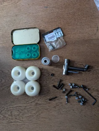 Accesorios para patinete: ruedas, tornillos, etc.